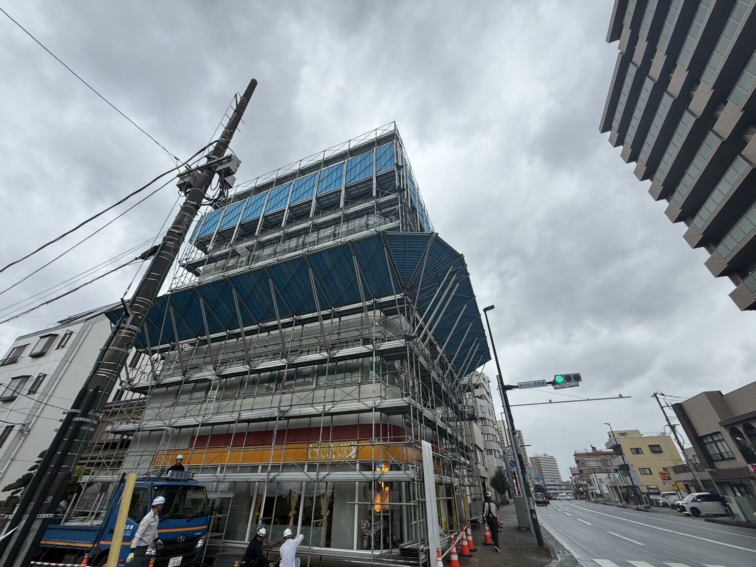街中での足場工事を安全第一で実施しました