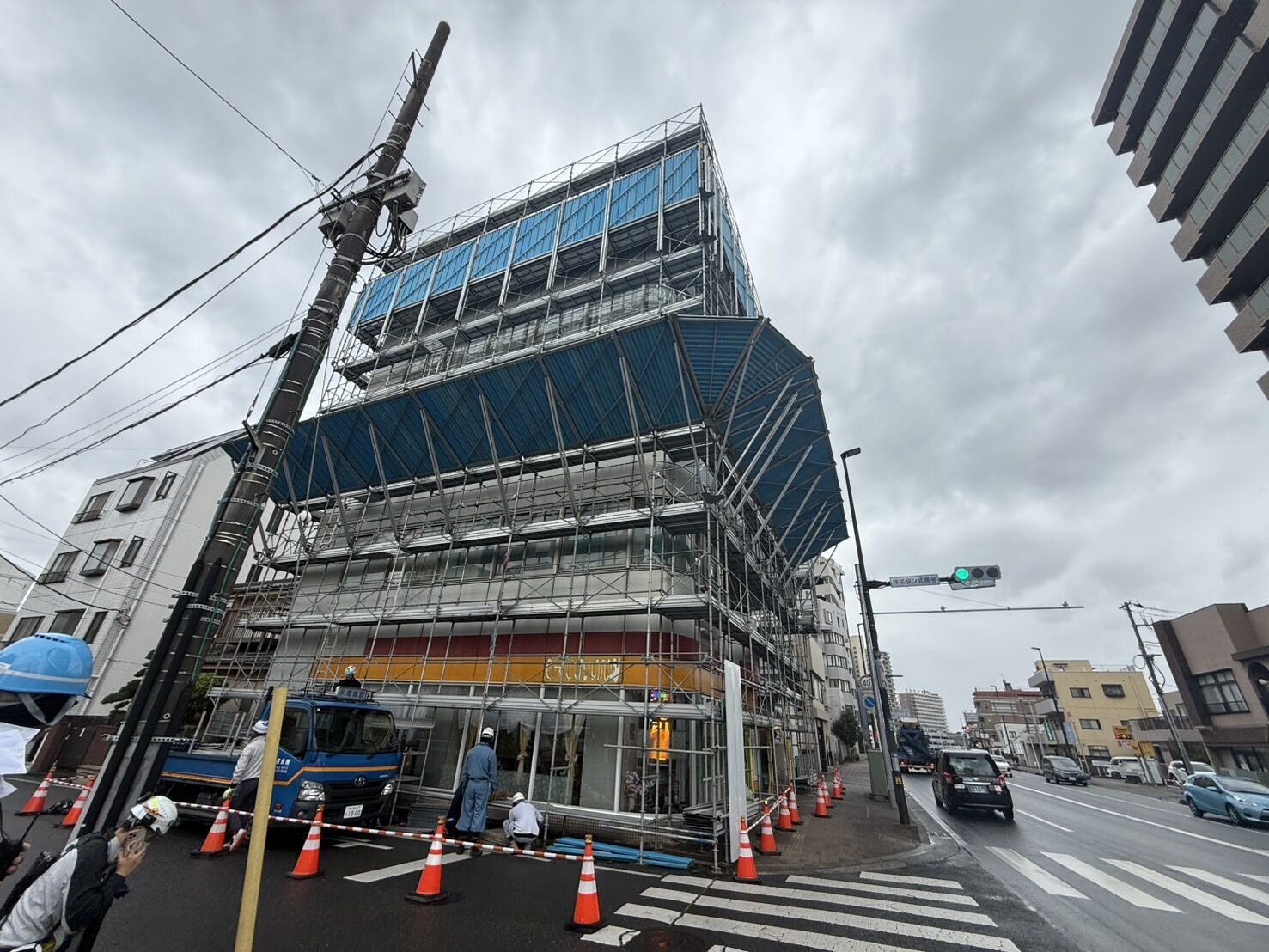 街中での足場工事を安全第一で実施しました