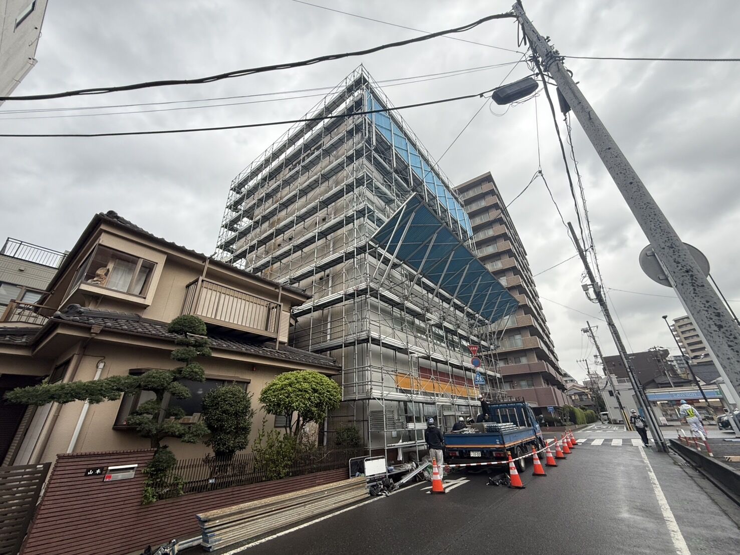 街中での足場工事を安全第一で実施しました