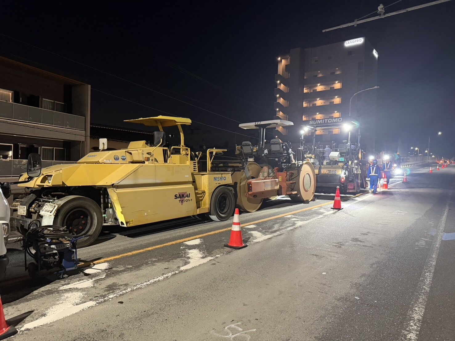 地域の安全な道路環境を支える夜間舗装工事