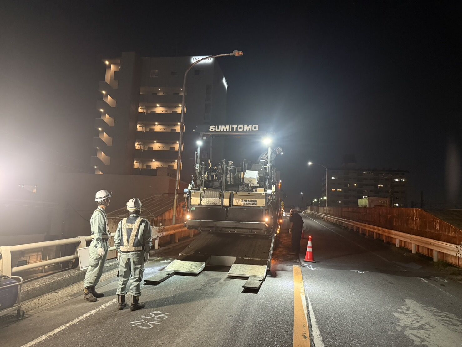地域の安全な道路環境を支える夜間舗装工事