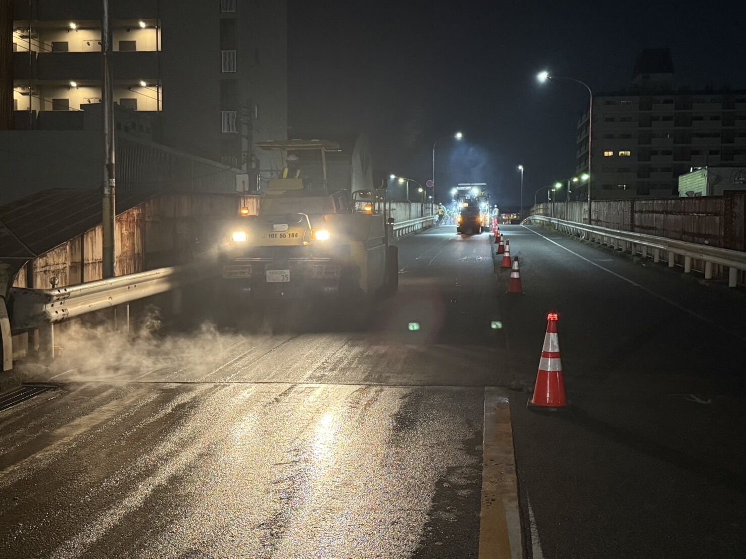 地域の安全な道路環境を支える夜間舗装工事