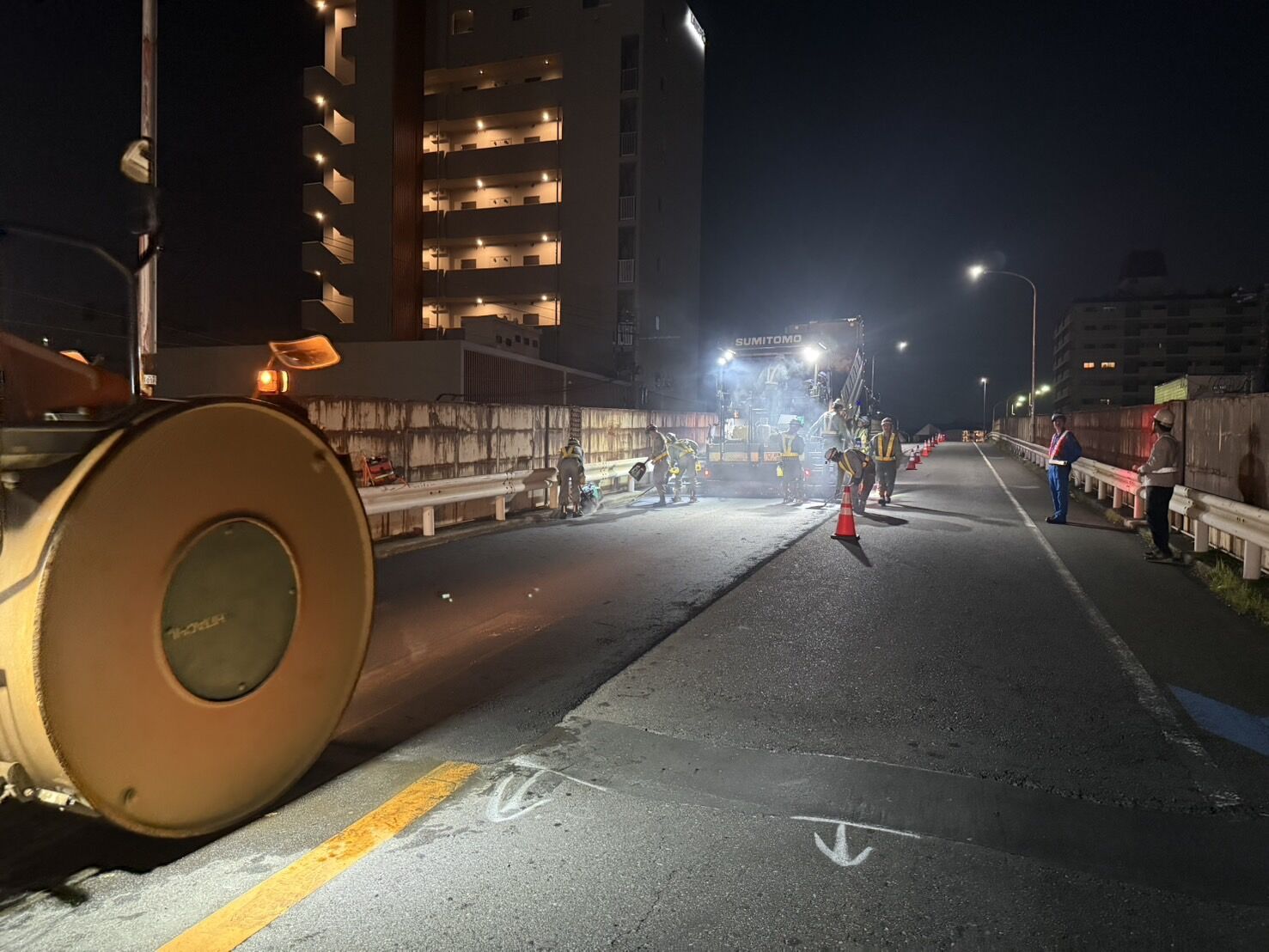 地域の安全な道路環境を支える夜間舗装工事