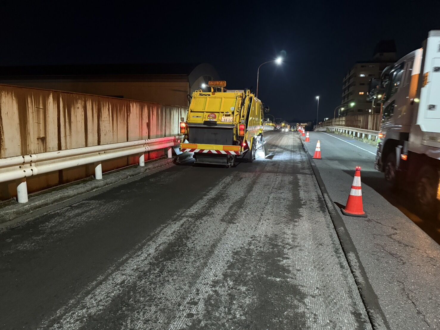 地域の安全な道路環境を支える夜間舗装工事