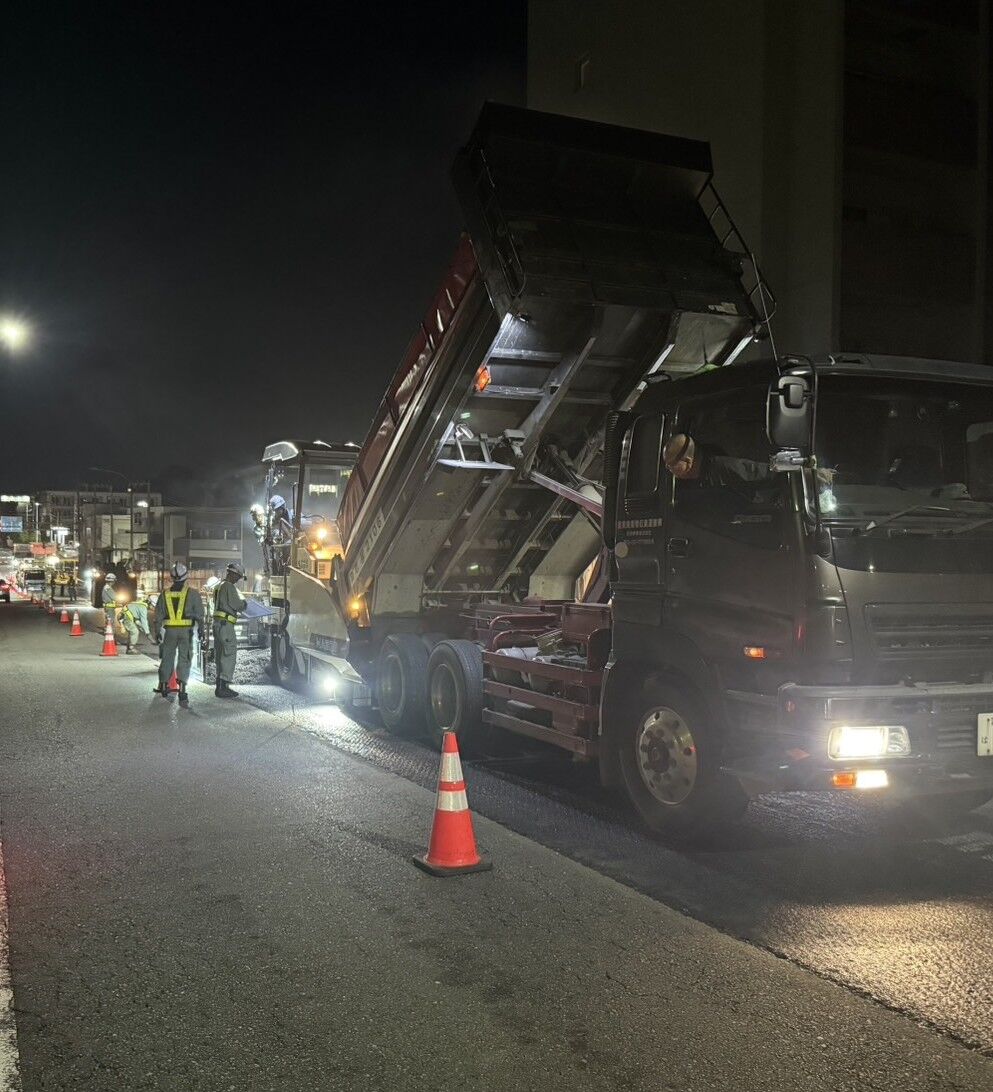 地域の安全な道路環境を支える夜間舗装工事
